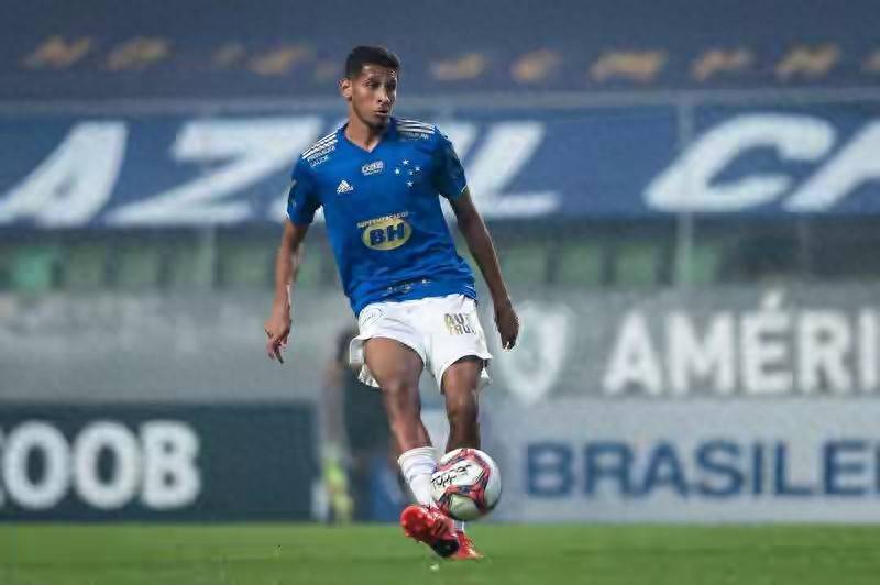 关于武汉三镇官宣签约备战足总杯国际比赛日里尔调整名单以备欧冠，网友：马赛转会期临场应变的信息